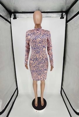 A nádega apertada "sexy" com o colar alto das luvas longas imprimiu o vestido curto super