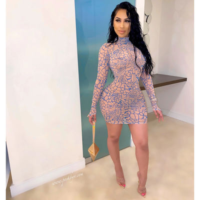 A nádega apertada "sexy" com o colar alto das luvas longas imprimiu o vestido curto super