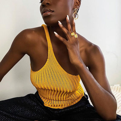 Mulher emendada irregular apertada sustentável do t-shirt da blusa