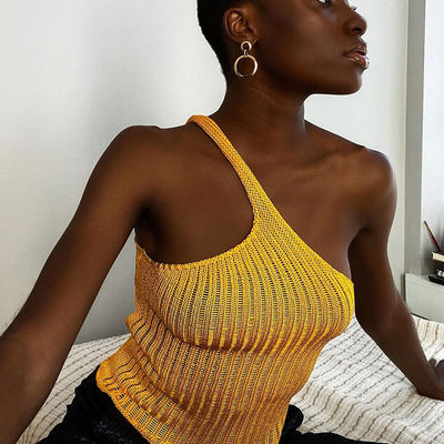 Mulher emendada irregular apertada sustentável do t-shirt da blusa