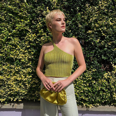 As lãs curtos do estilo tecem a mulher traseira da camisa da blusa T do coração do ombro oblíquo